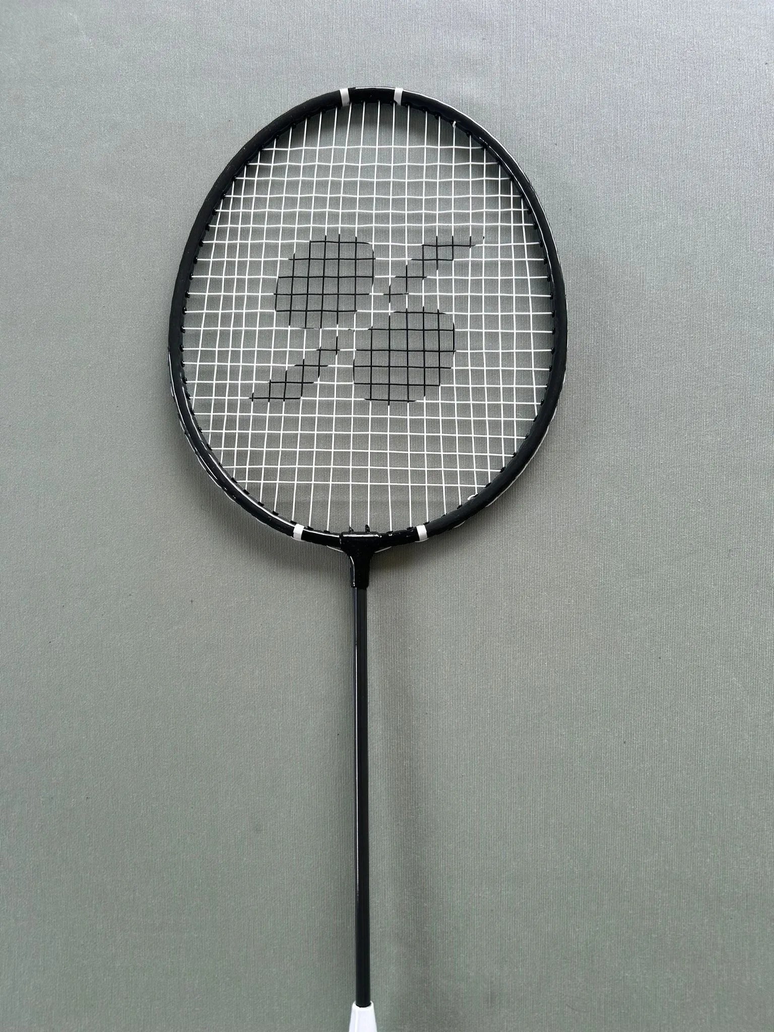 personnaliser sa raquette de badminton avec un pochoir logo 100%BAD