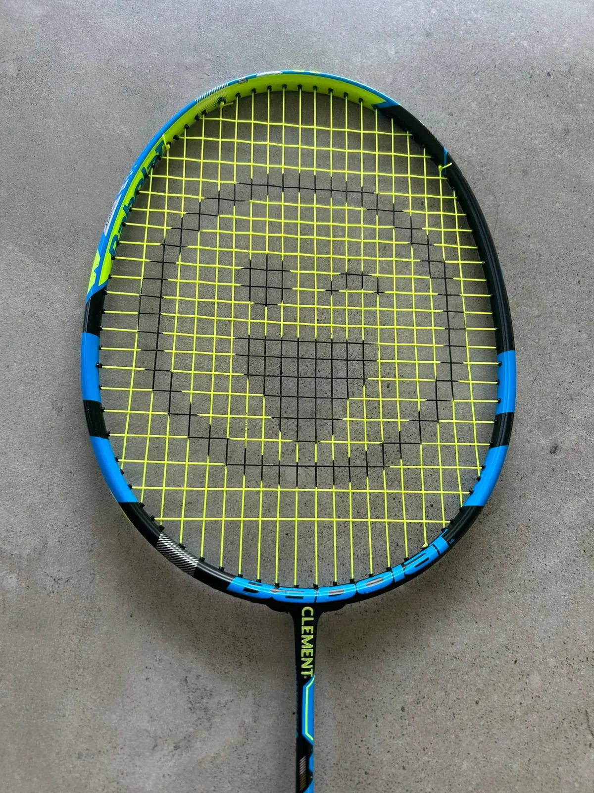 personnaliser sa raquette de badminton avec un pochoir smiley