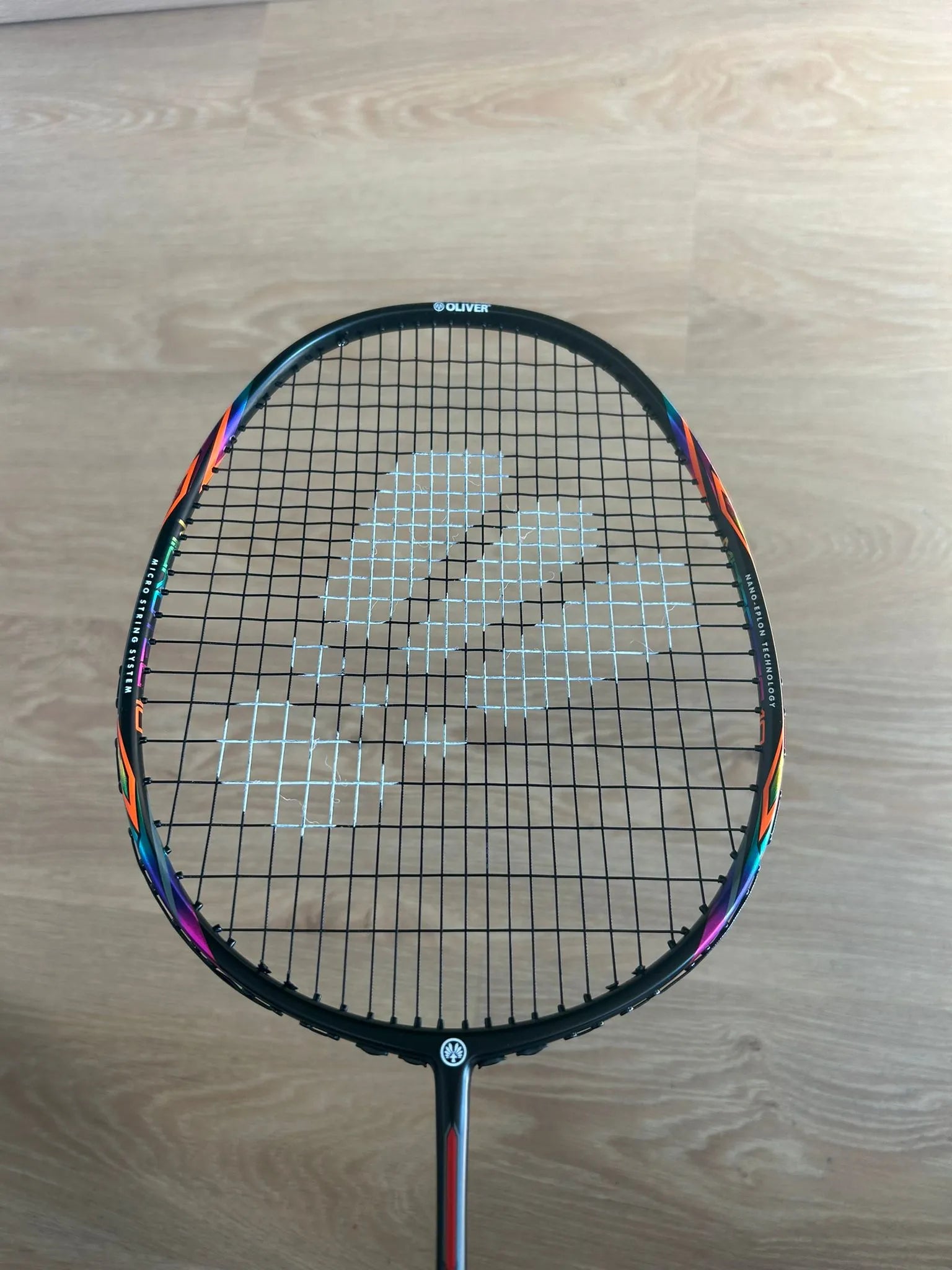 personnaliser sa raquette de badminton avec un pochoir volant