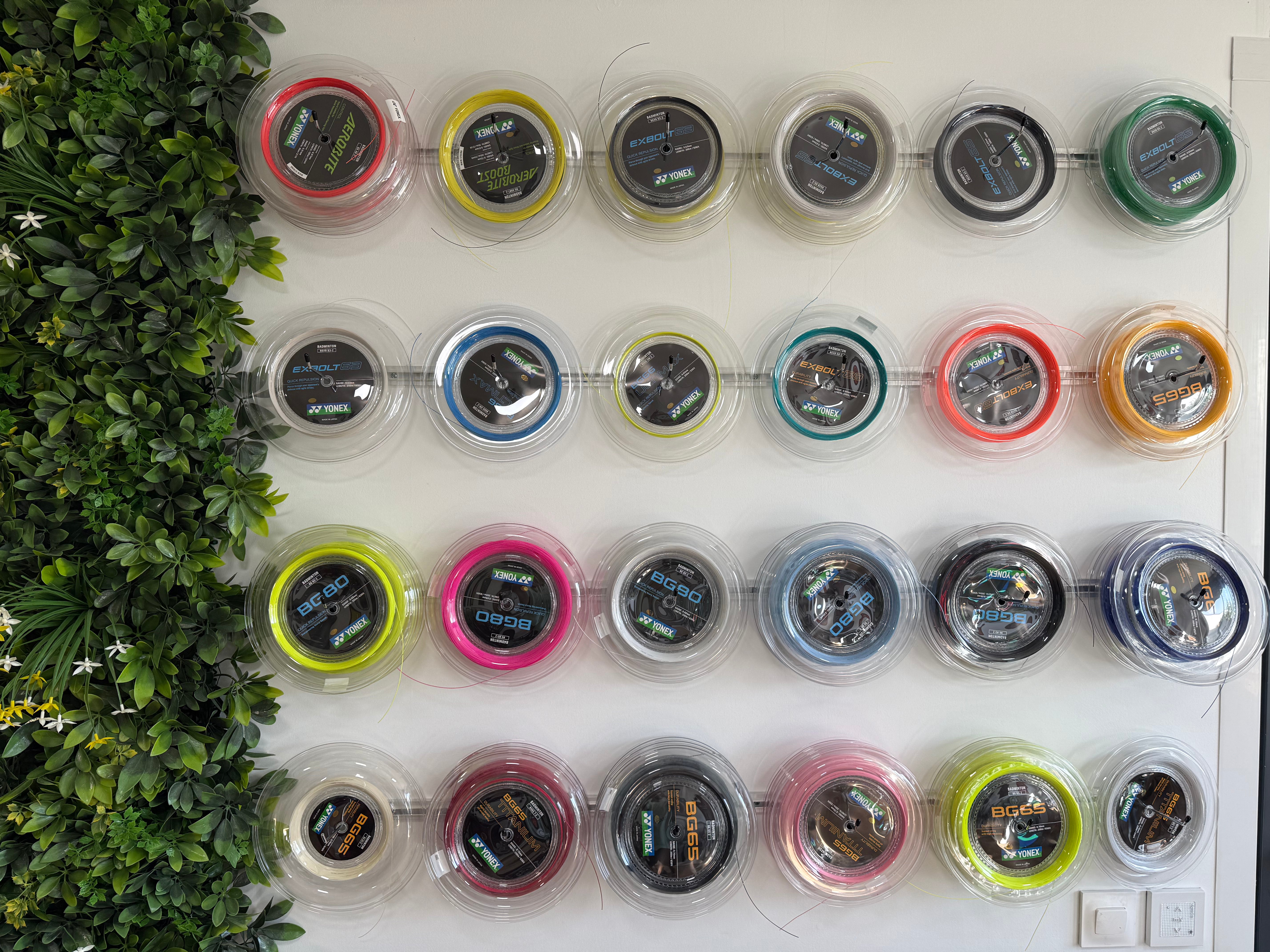 Le mur des bobines de cordage Yonex