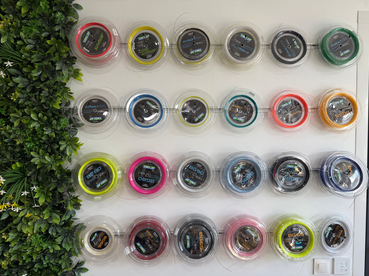Le mur des bobines de cordage Yonex