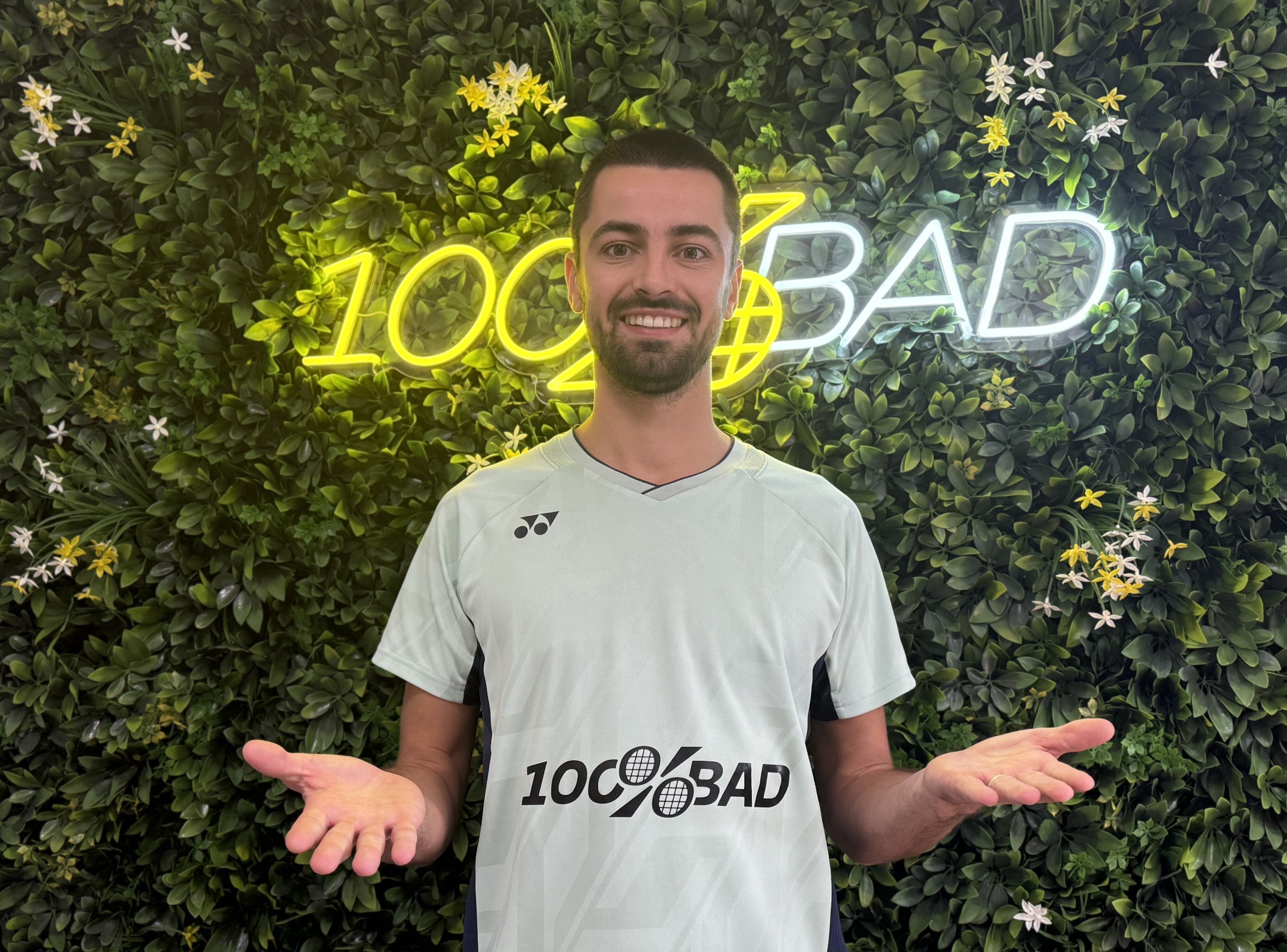 Le néon 100%BAD sur le mur végétal de la boutique