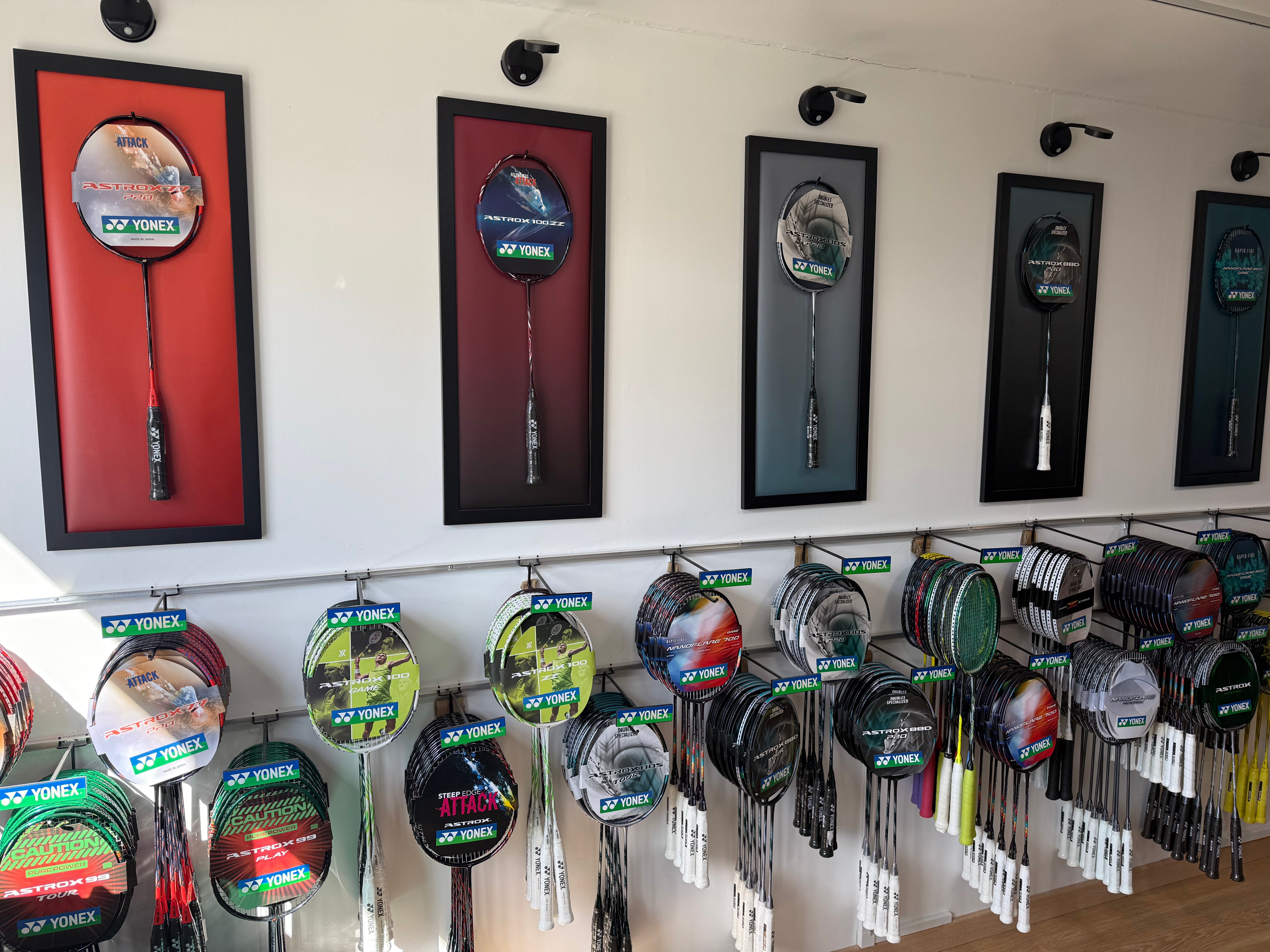 Le mur des raquettes Yonex de la boutique